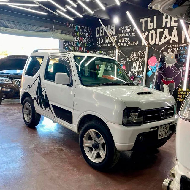 Наклейки горный силуэт на Suzuki Jimny